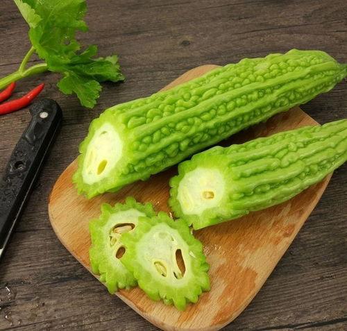 窗户趴着吃瓜,夏日悠闲时光的惬意写照